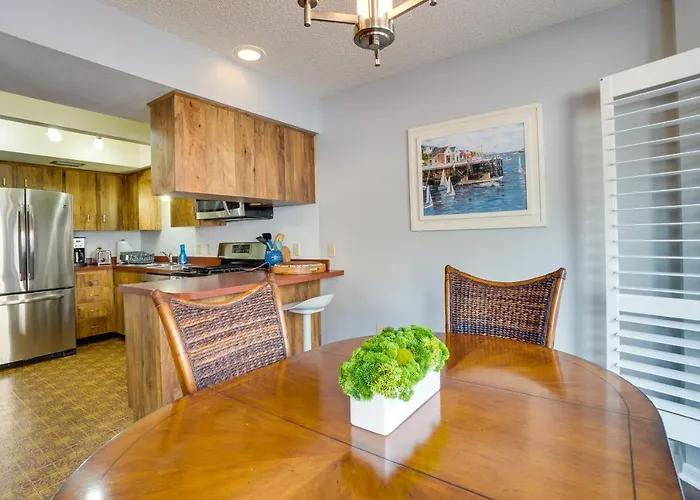Walk To Restaurants: Downtown Leesburg Townhome!