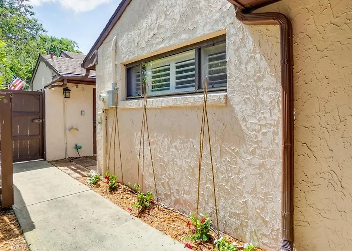 Walk To Restaurants: Downtown Leesburg Townhome!